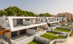 Moderne Doppelhaushälften in Cala Ratjada mit Glasgeländern, Holzakzenten und gepflegten Grünanlagen.