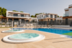 Moderner Pool mit Whirlpools der Doppelhaushälfte in Cala Ratjada, Mallorca – Außenbereich mit Liegestühlen