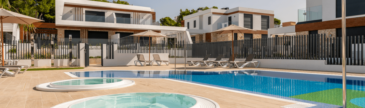 Moderner Pool mit Whirlpools der Doppelhaushälfte in Cala Ratjada, Mallorca – Außenbereich mit Liegestühlen
