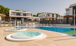 Moderner Pool mit Whirlpools der Doppelhaushälfte in Cala Ratjada, Mallorca – Außenbereich mit Liegestühlen