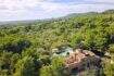 Fotografía aérea de una finca en Felanitx, rodeada de pinos y olivos, con piscina y terraza