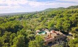 Luftaufnahme einer Finca in Felanitx, umgeben von Pinien und Olivenbäumen, mit Pool und Terrasse