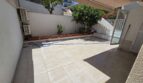 Heller Innenhof mit Fliesenboden, Gartenschlauch, Topfpflanzen, Klimaanlage und überdachtem Zugang in Portocolom.