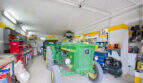 Werkstattgarage der Finca Son Macià mit John Deere Traktor, Werkzeugschränken und Kompressor