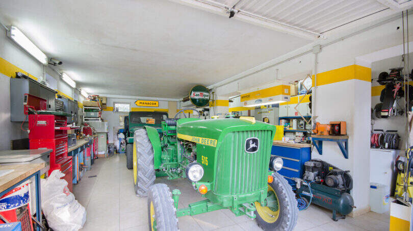 Werkstattgarage der Finca Son Macià mit John Deere Traktor, Werkzeugschränken und Kompressor