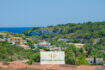Panoramablick auf Cala Romántica mit Meer, Pinienwald und mediterraner Bebauung in Porto Cristo Novo
