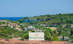Panoramablick auf Cala Romántica mit Meer, Pinienwald und mediterraner Bebauung in Porto Cristo Novo