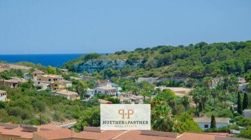 Panoramablick auf Cala Romántica mit Meer, Pinienwald und mediterraner Bebauung in Porto Cristo Novo