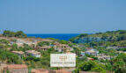 Panoramablick auf Cala Romántica mit Villen, Mittelmeer und Klippen in Porto Cristo Novo