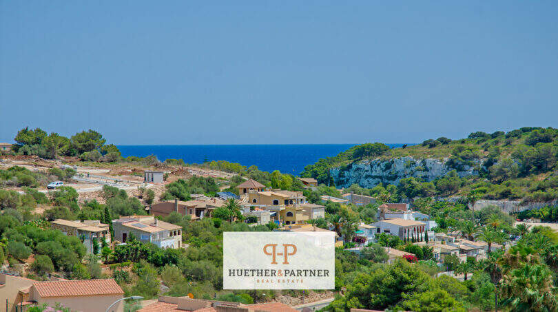 Panoramablick auf Cala Romántica mit Villen, Mittelmeer und Klippen in Porto Cristo Novo