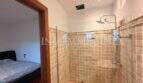 Modernes Duschbad mit Natursteinfliesung und Regendusche, angrenzend an Schlafzimmer in Villa Marratxí