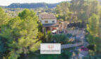Luftaufnahme einer mediterranen Finca in Son Macià, umgeben von Pinien, mit Terrasse und Weitblick ins Hügelland.