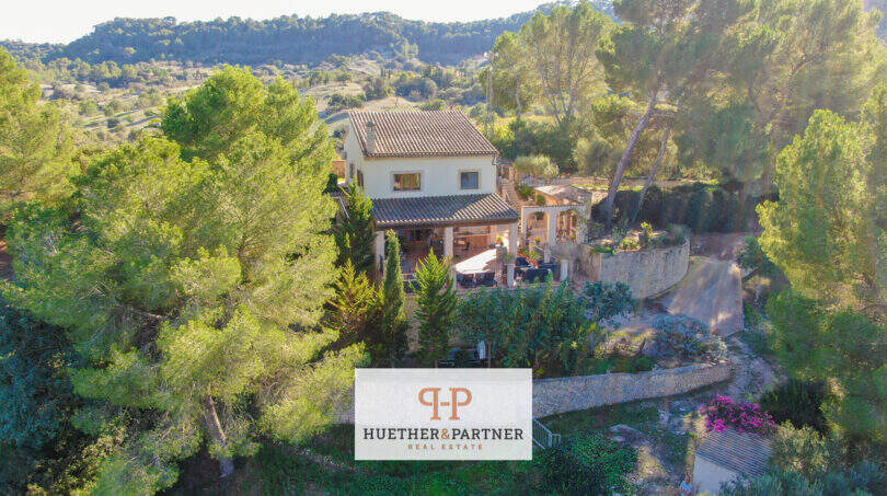 Luftaufnahme einer mediterranen Finca in Son Macià, umgeben von Pinien, mit Terrasse und Weitblick ins Hügelland.