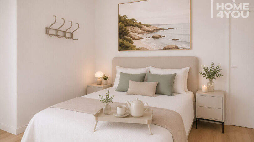 Helles Schlafzimmer im Herrenhaus Porreres mit Doppelbett, Meergemälde und natürlichen Akzenten