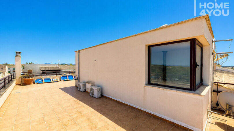 Geräumige Dachterrasse mit Fliesenbelag, Klimaanlagen und Meerblick in Ses Salines