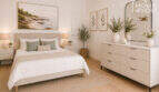 Helles Schlafzimmer im Herrenhaus Porreres mit Doppelbett, Kommode, Naturholzboden und dekorativer Wandkunst