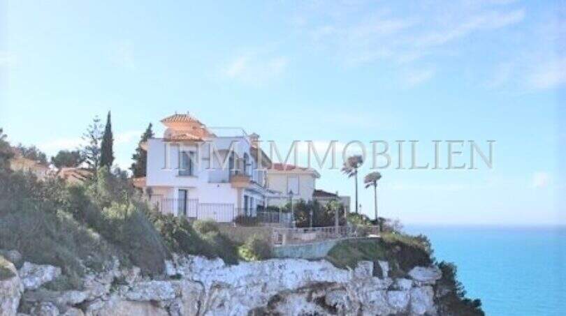 Doppelhaushälfte auf Felsklippe mit Meerblick in Badia Blava, Llucmajor – mediterrane Architektur direkt am Mittelmeer.