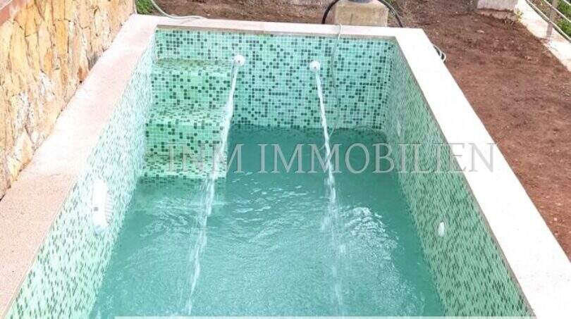 Privater Pool mit Mosaikfliesen und Wasserjet-Düsen der Doppelhaushälfte in Badia Blava, Llucmajor