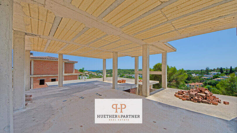 Offener Rohbau-Terrassenbereich mit Betonstützen und Panoramablick auf Meer und Umgebung in Cala Romántica