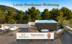 Penthouse Canyamel: Luxus-Dachterrasse mit Whirlpool, Sonnenliegen und Meerblick zwischen Pinien.