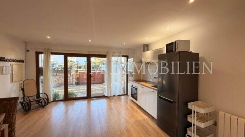 Helles Wohn-Esszimmer mit offener Küche, Holzboden und Zugang zur Terrasse in Gästewohnung, Marratxí