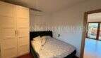 Schlafzimmer der Gästewohnung in Villa Marratxí mit Doppelbett, Einbauschrank und Klimaanlage
