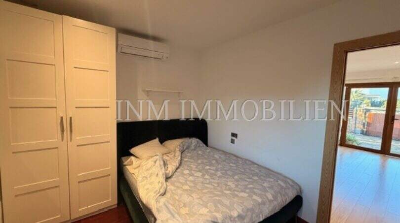 Schlafzimmer der Gästewohnung in Villa Marratxí mit Doppelbett, Einbauschrank und Klimaanlage