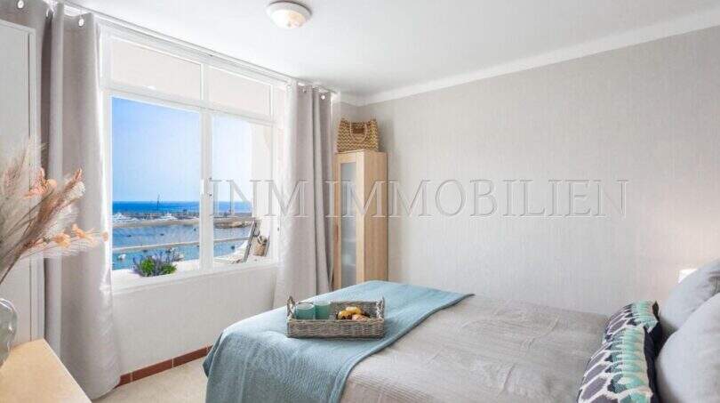 Dormitorio luminoso con cama doble y vistas al mar al puerto Port Adriano en primera línea de mar, Calvià