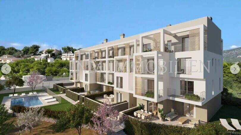 External view of new construction Palmanova: modern residential building with balconies, communal pool and well-maintained garden.