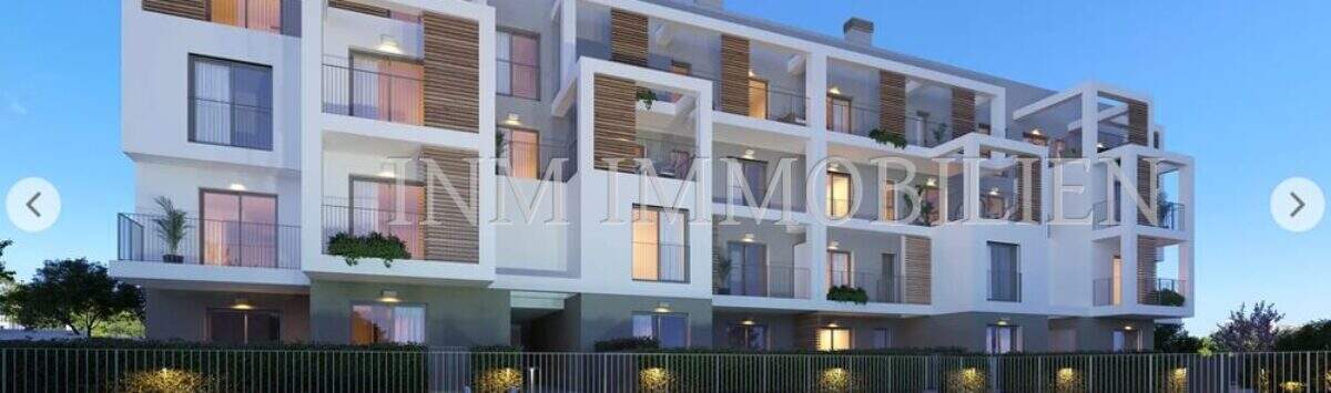 Exterior view of new construction Palmanova: modern residential complex with pool, balconies and wood elements in evening light.