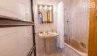 Badezimmer mit Badewanne, Dusche, Waschbecken und Spiegel im historischen Herrenhaus in Porreres.