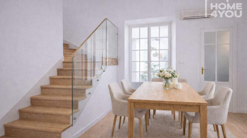 Esszimmer mit Holztisch, Glastreppe und Klimaanlage im historischen Herrenhaus in Porreres