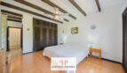 Helles Schlafzimmer mit Doppelbett, Holzbalkendecke, Deckenventilator und Einbauschrank in Cala d'Or