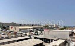Vista desde el balcón al área comercial en Es Coll d'en Rabassa con vista al mar de fondo, Palma de Mallorca