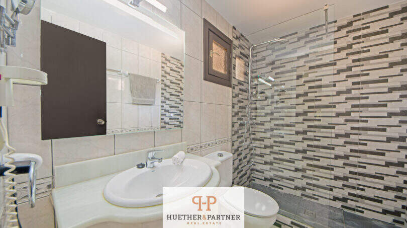 Modernes Bad mit Waschtisch, WC und begehbarer Dusche mit Mosaikfliesen in Cala d'Or Terrassenwohnung.