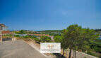 Panoramablick vom Baugrundstück in Cala Romántica mit Meerblick, Pinien und umliegender Villenbebauung