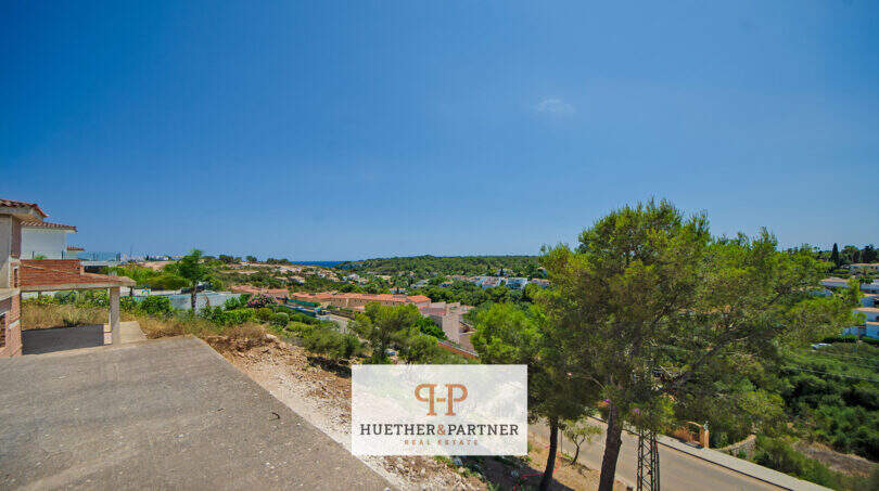 Panoramablick vom Baugrundstück in Cala Romántica mit Meerblick, Pinien und umliegender Villenbebauung