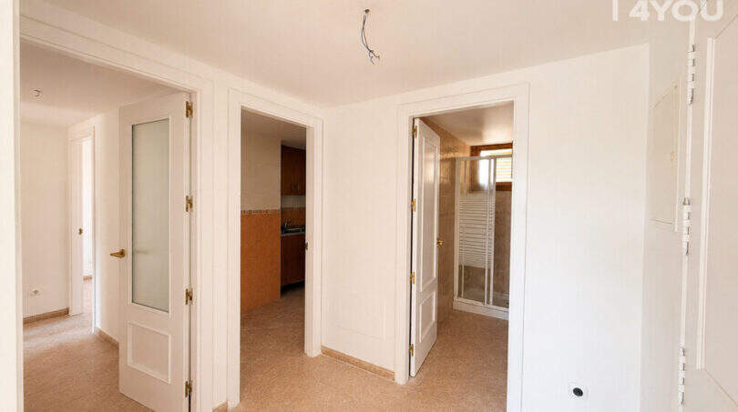 Heller Flur der 3-Zimmer-Wohnung in Llucmajor mit Blick auf Küche, Bad und weiteren Räumen.
