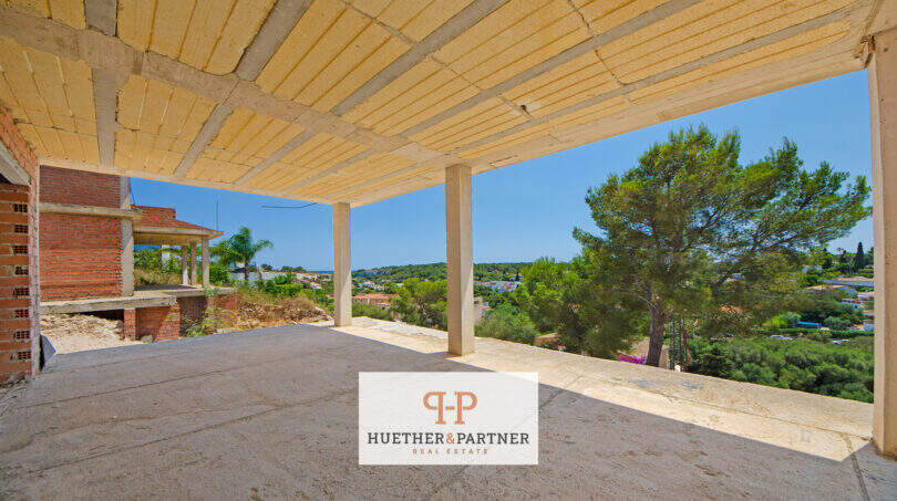 Überdachte Terrasse im Rohbau mit Blick auf Pinien, umliegende Villen und Meer in Cala Romántica
