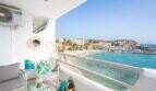 Balcón soleado con vistas al mar a Port Adriano, panorama de playa y puerto deportivo en Calvià, primera línea de mar