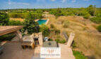 Luftblick auf Terrasse mit Lounge, Pool und weitläufigem Naturgrundstück der Finca bei Felanitx