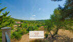 Weitläufiges Grundstück der Finca Son Macià mit mediterraner Vegetation und Blick auf das Landhaus