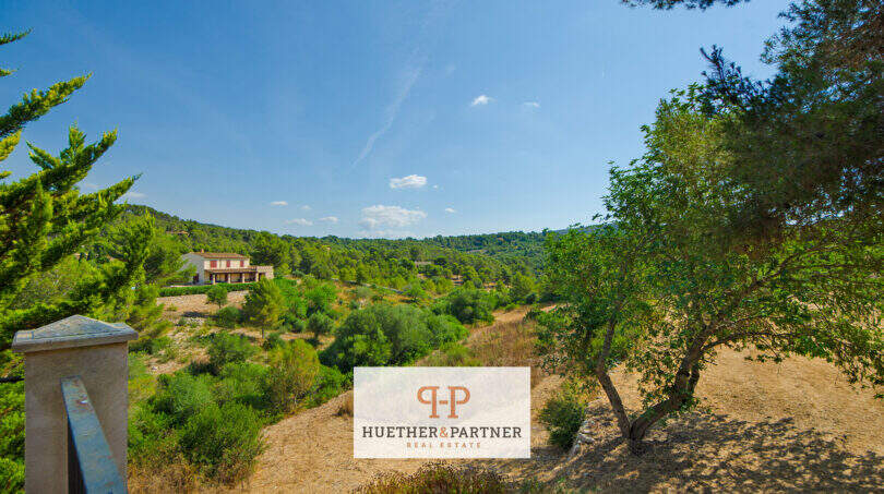 Weitläufiges Grundstück der Finca Son Macià mit mediterraner Vegetation und Blick auf das Landhaus