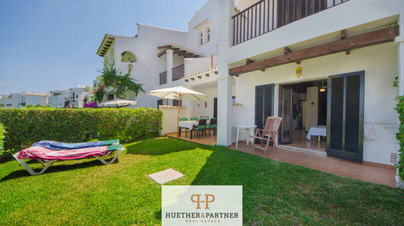 Terrassen-Wohnung Cala d'Or: Gepflegter Garten mit Liegestuhl, überdachte Terrasse mit Sitzbereich und Balkon.