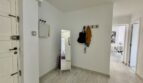 Heller Eingangsbereich mit Ganzkörperspiegel, Garderobe und Blick ins Wohnzimmer der modernisierten Wohnung in Palma