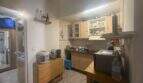 Kleine gemütliche Küche mit Holzschränken, Küchengeräten und Ablageregalen in Wohnung in Inca