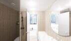 Modernes Badezimmer mit Glasdusche, Badewanne und beigen Marmorfliesen im Designer-Loft Palma