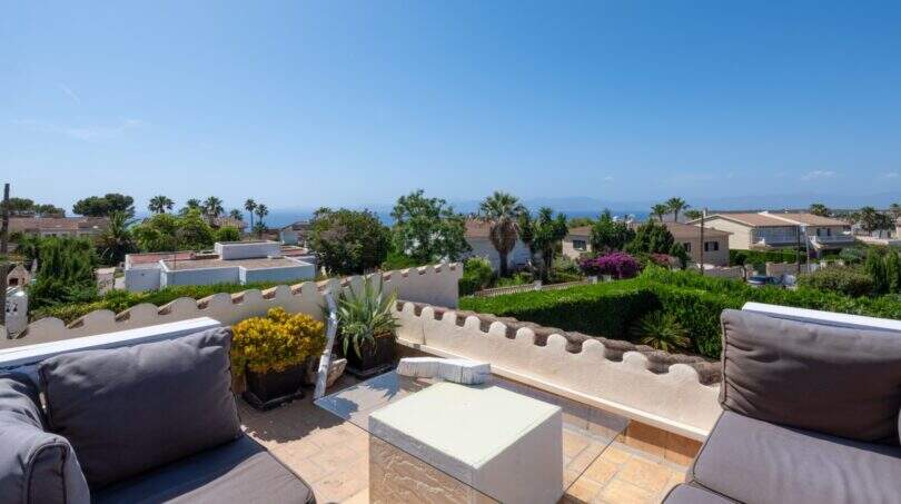 Dachterrasse mit Lounge-Möbeln und Meerblick, mediterraner Bungalow in Llucmajor