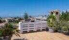 Dachterrasse mit Paletten-Lounge, Topfpflanzen und Meerblick eines mediterranen Bungalows in Llucmajor