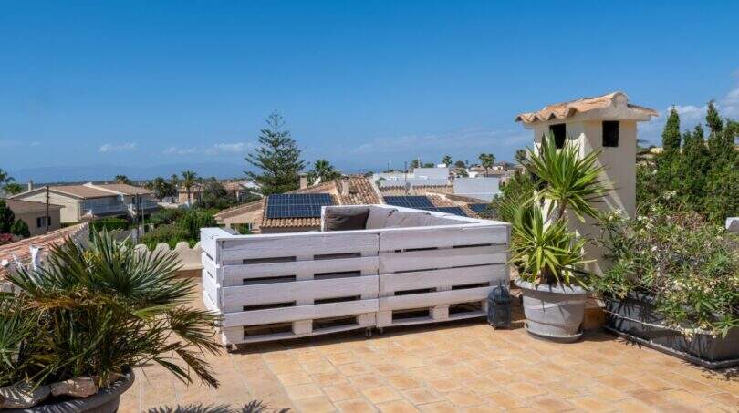 Dachterrasse mit Paletten-Lounge, Topfpflanzen und Meerblick eines mediterranen Bungalows in Llucmajor